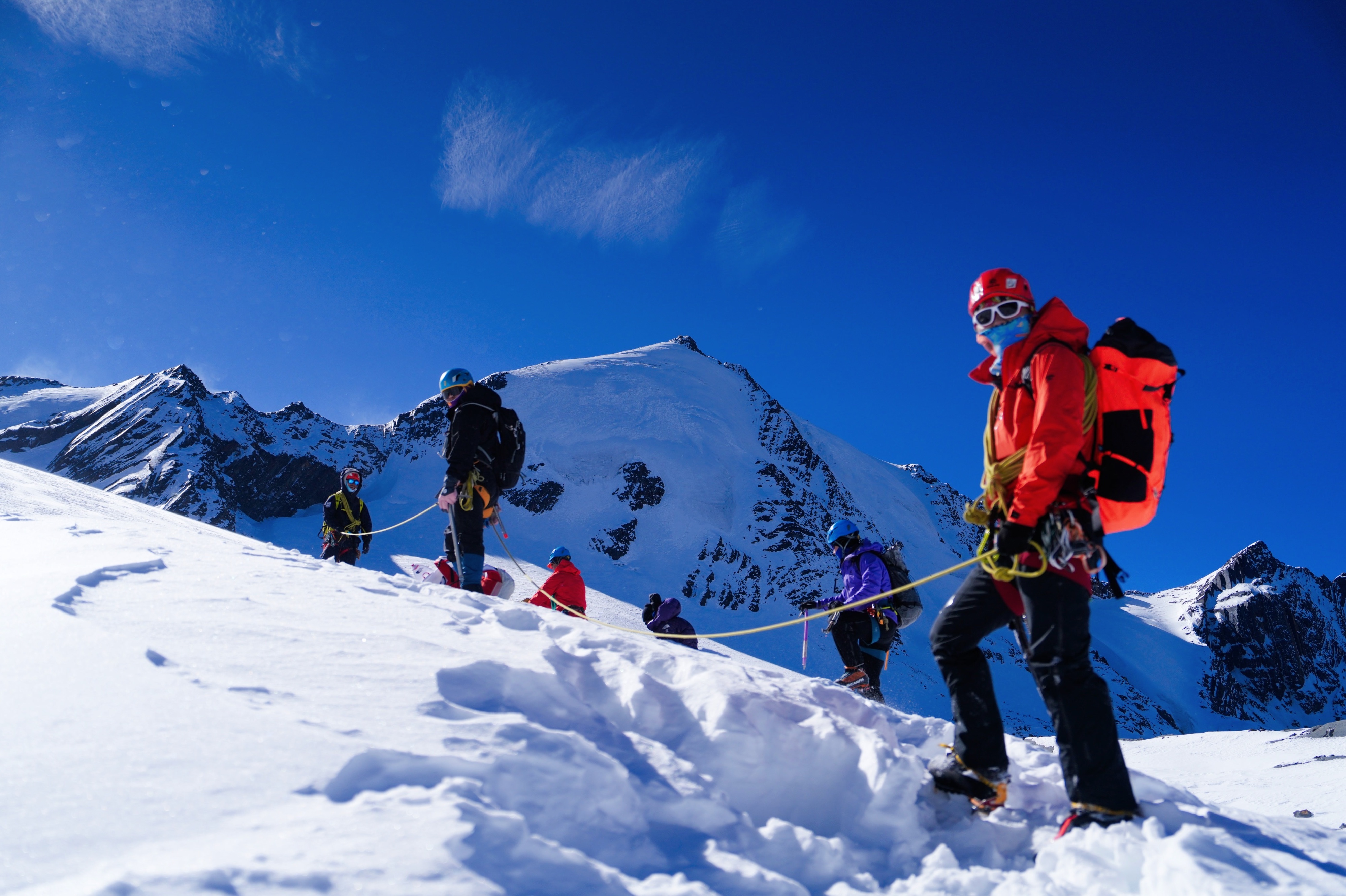 开云网页版-关于登山跑酷联合挑战，跨越山巅极限的信息