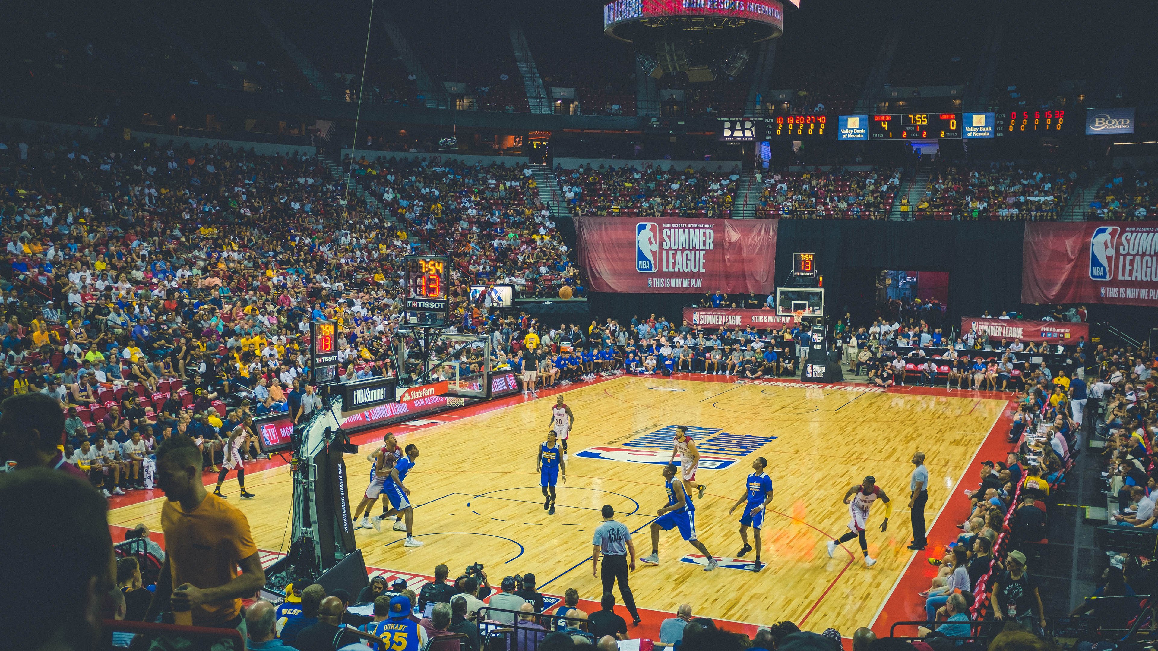 开云官方网站-“决胜瞬间！一颗全垒打定江山，现场沸腾”，全垒 一垒